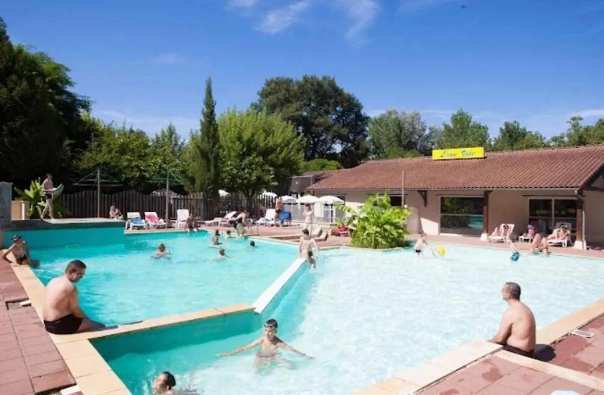 Camping 4 Etoiles - Piscine - Ccaaagh Carennac مكان تخييم