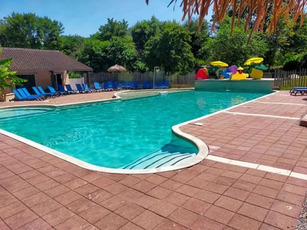 Camping 4 Etoiles - Piscine - Ccaaagh Carennac 0*,  فرنسا